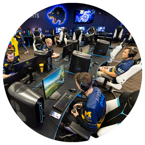 Cov tub ntxhais kawm ua yeeb yaj kiab ua si hauv Esports gaming lab.