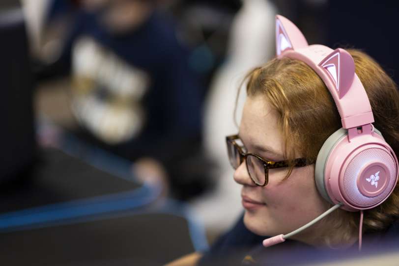 Joueur d'esports avec casque à oreilles roses